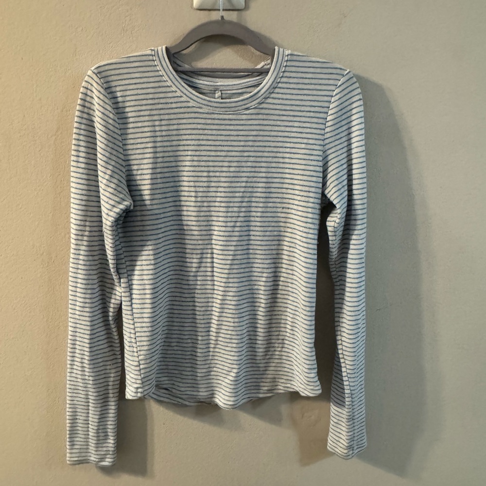 American Eagle long‎ sleeve striped top in white and light blue. Size Large.